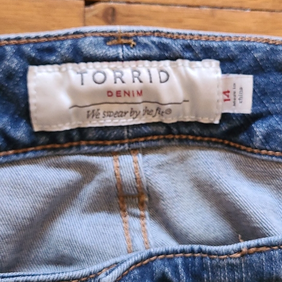 Torrid Size 14 distressed jean shorts - Picture 3 of 3